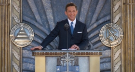 David Miscavige, Bestyrelsesformanden for Religious Technology Center og den kirkelige leder af Scientologi religionen, indviede den nye Scientologi kirke i Los Angeles den 24. april 2010 i overværelse af repræsentanter fra byen, amtet og staten samt 6.000 scientologer og deres gæster.