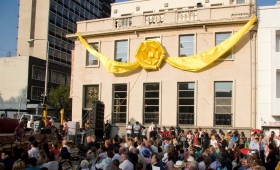 Lokale ledere og embedsmænd talte til de tusind tilstedeværende og bød det nye Scientologi livsforbedringscenter velkommen til Braamfontein-distriktet i Johannesburg.
