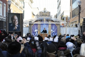 1.500 scientologer og gæster fra hele Canada og USA fyldte gaden op på 665 rue Saint-Joseph i centrum af Nouveau Saint-Roch distriktet for at fejre denne nye kirke.
