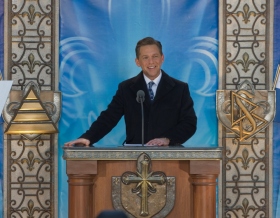 David Miscavige, Bestyrelsesformanden for Religious Technology Center og Scientologi religionens kirkelige leder, stod for indvielsen af den nye Scientologi kirke i Québec/Eglise de Scientologie de Québec. 