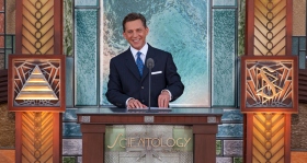 David Miscavige, den kirkelige leder af Scientologi religionen og Bestyrelsesformand for Religious Technology Center, ledede indvielsen af den nye Scientologi kirke i Pasadena.