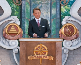 David Miscavige, Bestyrelsesformanden for Religious Technology Center og Scientologi religionens kirkelige leder, indviede den nye Scientologi kirke i anledning af hundredårsdagen for L. Ron Hubbards fødsel.