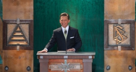 David Miscavige, den kirkelige leder af Scientologi religionen og Bestyrelsesformand for Religious Technology Center, indviede den nye Scientologi kirke i staten Washington.
