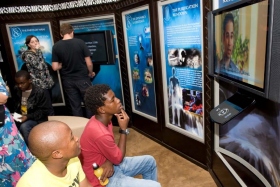 De, der besøger Scientologis livsforbedrings-center, tager individuelle ture i vores multimedia-displays, der illustrerer anskuelser og udøvelser i Scientologi, grundlæggeren L. Ron Hubbards liv og arv samt kirkens globale humanitære og sociale programmer.