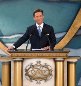 ”Grundidéen er den samme, som den har været i de sidste 80 år: Fort Harrison er og vil altid være et vartegn og et hjem for alle i Clearwater,” sagde David Miscavige, Scientologi religionens kirkelige leder, inden snoren blev klippet over.