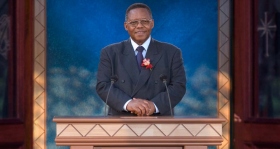 ”Jeg synes, det er meget passende, at jeg takker Scientologi kirken, specielt Medborgernes Menneske-rettighedskommission, for at afsløre de værste praksisser indenfor apartheidsystemets psykoterapi-behandlinger,” sagde Dr. Ben Ngubane, minister for kunst, kultur, videnskab og teknologi.