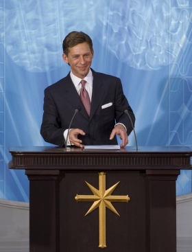 David Miscavige, kirkelig leder af Scientologi religionen, indviede Spaniens nationale Scientologi kirke og bød de tusinde tilstedeværende velkommen til deres nye kirke.