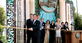 David Miscavige stod for at klippe snoren over og fik følgeskab af kirkens ledere og særlige gæster, da han åbnede dørene for alle til Nashvilles Scientologi kirke og Celebrity Center.