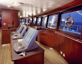 Den 100 % digitale bro på Freewinds med sit avancerede Kelvin Hughes radar-system og dens panoramavinduer, som giver en 360-graders udsigt.
