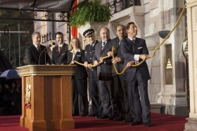 Blandt dem, der gik på scenen med David Miscavige for at udføre den traditionelle snoreklipning, var en politichef, en oldermand og en FN-repræsentant.