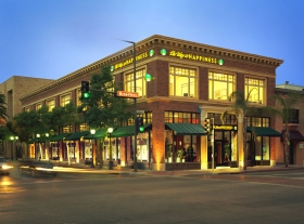 Vejen til lykke-stiftelsen
i Glendale, Californien.