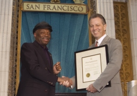 Ved denne lejlighed overrakte San Franciscos borgmester, Willie Brown, kirken en erklæring, der roste den: ”For sin indsats for at gøre byens ’Bay Area’ til et bedre sted for mennesker af alle racer, hudfarver, trosretninger og samfundslag.”