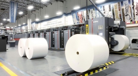 Den 121 ton store rotationspresse bruger 10 kilometer lange papirruller og kan trykke 55.000 sider i timen på mere end et dusin sprog.