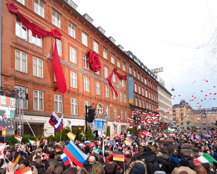 Tusinder af scientologer fra mere end 30 lande mødtes i det centrale København for at fejre indvielsen af den ideelle Avancerede Organisation og Saint Hill Europa (AOSH EU). AOSH EU er en flersproget organisation, som leverer de avancerede niveauer af Scientologi Broen til Fuldkommen Frihed til alle scientologer fra hele kontinentet.